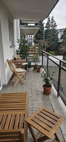 Kölner Süden, sanierte- renovierte 2 Zi. Etagenwhg. mit Balkon + Einbauküche + Gartenmitbenutzung